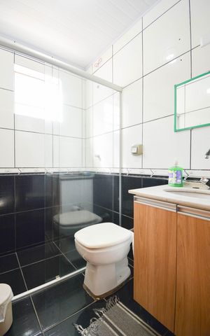 Casa à venda com 150m², 4 quartos e 2 vagas Casa à venda com 150m², 4 quartos e 2 vagasBanheiro social