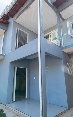 Casa à venda com 150m², 4 quartos e 2 vagas Casa à venda com 150m², 4 quartos e 2 vagasFachada