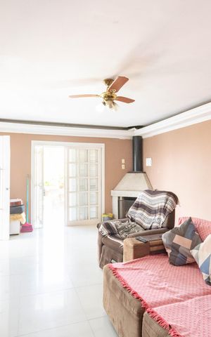Casa à venda com 150m², 4 quartos e 2 vagas Casa à venda com 150m², 4 quartos e 2 vagasSala