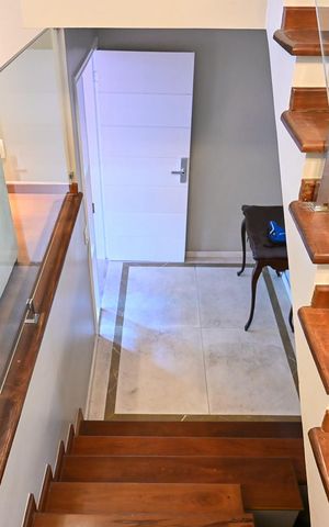 Casa de condomínio à venda com 310m², 4 quartos e 4 vagasHall de Entrada