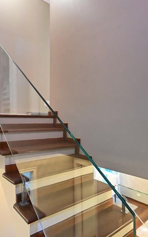 Casa de condomínio à venda com 310m², 4 quartos e 4 vagasEscada