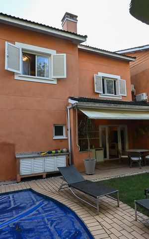 Casa de condomínio à venda com 310m², 4 quartos e 4 vagasFachada Posterior