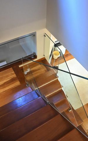 Casa de condomínio à venda com 310m², 4 quartos e 4 vagasEscada