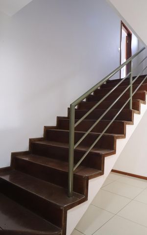 Casa para alugar com 270m², 5 quartos e 2 vagasEscadas