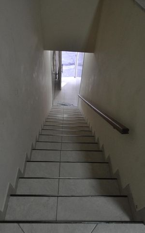 Casa para alugar com 90m², 3 quartos e sem vagaEscada de acesso