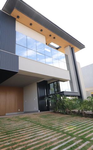 Casa de condomínio para alugar com 300m², 4 quartos e 4 vagasFachada