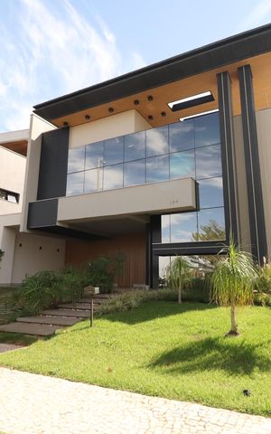 Casa de condomínio para alugar com 300m², 4 quartos e 4 vagasFachada