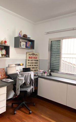 Casa à venda com 222m², 4 quartos e 2 vagas Casa à venda com 222m², 4 quartos e 2 vagasEscritório