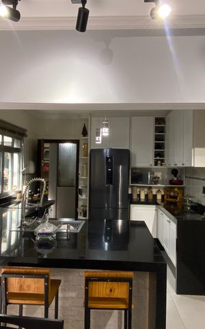 Casa à venda com 222m², 4 quartos e 2 vagas Casa à venda com 222m², 4 quartos e 2 vagasSala de Jantar