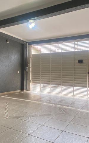 Casa à venda com 222m², 4 quartos e 2 vagas Casa à venda com 222m², 4 quartos e 2 vagasÁrea externa - Garagem