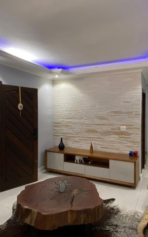 Casa à venda com 222m², 4 quartos e 2 vagas Casa à venda com 222m², 4 quartos e 2 vagasSala