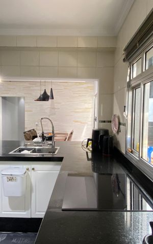 Casa à venda com 222m², 4 quartos e 2 vagas Casa à venda com 222m², 4 quartos e 2 vagasCozinha
