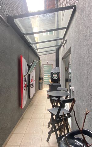 Casa à venda com 222m², 4 quartos e 2 vagas Casa à venda com 222m², 4 quartos e 2 vagasÁrea externa