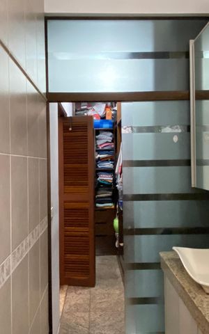 Casa à venda com 222m², 4 quartos e 2 vagas Casa à venda com 222m², 4 quartos e 2 vagasCloset - Banheiro da Suíte 2
