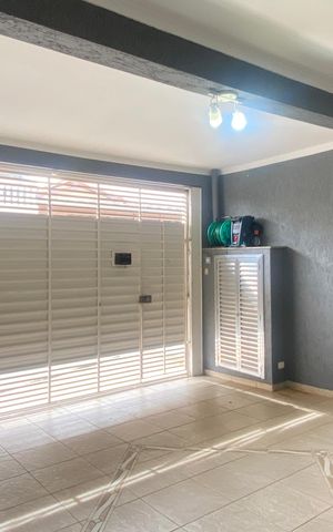 Casa à venda com 222m², 4 quartos e 2 vagas Casa à venda com 222m², 4 quartos e 2 vagasÁrea externa - Garagem