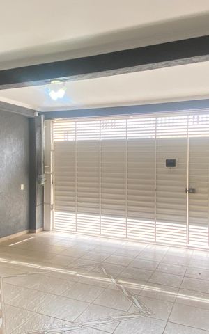 Casa à venda com 222m², 4 quartos e 2 vagas Casa à venda com 222m², 4 quartos e 2 vagasÁrea externa - Garagem