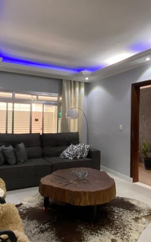 Casa à venda com 222m², 4 quartos e 2 vagas Casa à venda com 222m², 4 quartos e 2 vagasSala