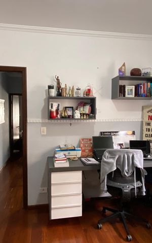 Casa à venda com 222m², 4 quartos e 2 vagas Casa à venda com 222m², 4 quartos e 2 vagasEscritório