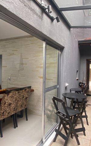Casa à venda com 222m², 4 quartos e 2 vagas Casa à venda com 222m², 4 quartos e 2 vagasÁrea externa