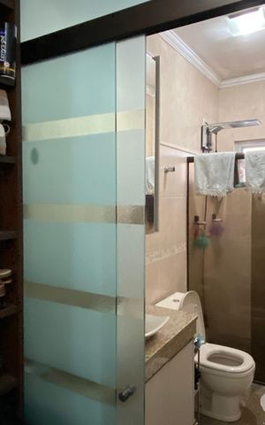 Casa à venda com 222m², 4 quartos e 2 vagas Casa à venda com 222m², 4 quartos e 2 vagasCloset - Banheiro da Suíte 2