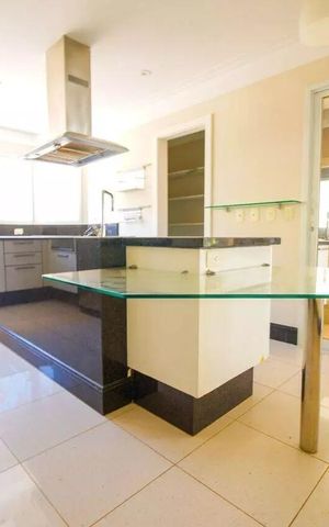 Casa para alugar com 381m², 4 quartos e 6 vagas Casa para alugar com 381m², 4 quartos e 6 vagasCozinha