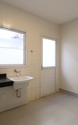 Casa de condomínio para alugar com 259m², 4 quartos e 4 vagasÁrea de Serviço