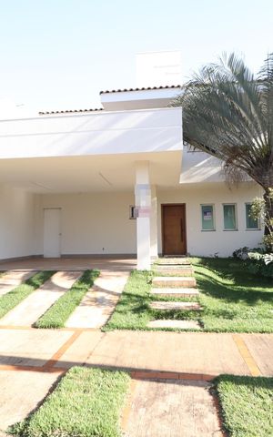 Casa de condomínio para alugar com 259m², 4 quartos e 4 vagasFachada