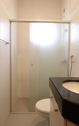 Casa de condomínio para alugar com 259m², 4 quartos e 4 vagasBanheiro Social