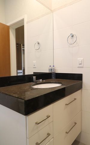 Casa de condomínio para alugar com 259m², 4 quartos e 4 vagasBanheiro da Suíte 2