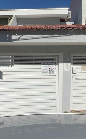 Casa à venda com 195m², 6 quartos e 1 vaga Casa à venda com 195m², 6 quartos e 1 vagaFachada