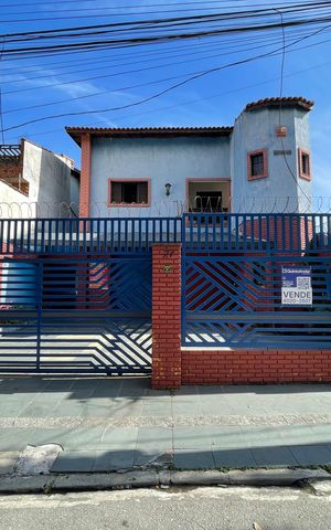 Casa à venda com 487m², 3 quartos e 3 vagas Casa à venda com 487m², 3 quartos e 3 vagasFachada + Placa