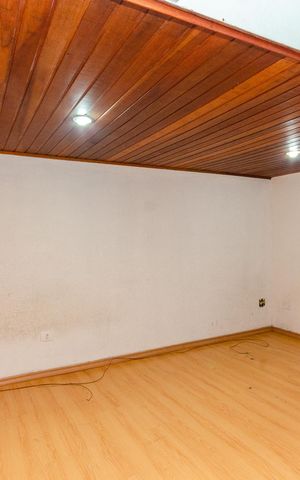 Casa à venda com 160m², 5 quartos e sem vaga Casa à venda com 160m², 5 quartos e sem vagaSala - Casa 1