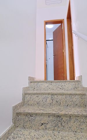 Casa de condomínio para alugar com 150m², 3 quartos e 2 vagasescada