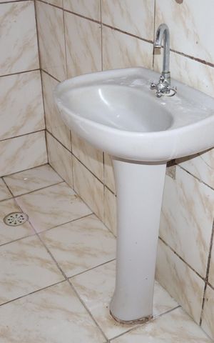 Casa à venda com 135m², 2 quartos e 8 vagasBanheiro da garagem