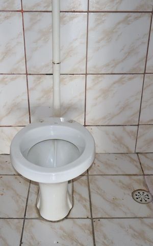 Casa à venda com 135m², 2 quartos e 8 vagasBanheiro da garagem