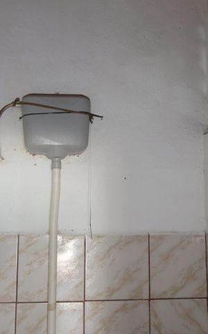 Casa à venda com 135m², 2 quartos e 8 vagasBanheiro da garagem