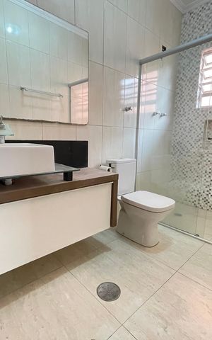 Casa à venda com 180m², 6 quartos e 3 vagas Casa à venda com 180m², 6 quartos e 3 vagasBanheiro 1