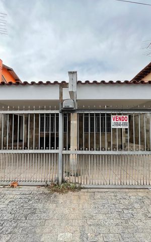 Casa à venda com 180m², 6 quartos e 3 vagas Casa à venda com 180m², 6 quartos e 3 vagasFachada