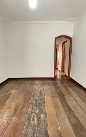 Casa à venda com 180m², 6 quartos e 3 vagas Casa à venda com 180m², 6 quartos e 3 vagasSala