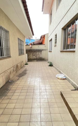 Casa à venda com 180m², 6 quartos e 3 vagas Casa à venda com 180m², 6 quartos e 3 vagasQuintal