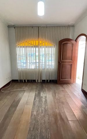 Casa à venda com 180m², 6 quartos e 3 vagas Casa à venda com 180m², 6 quartos e 3 vagasSala