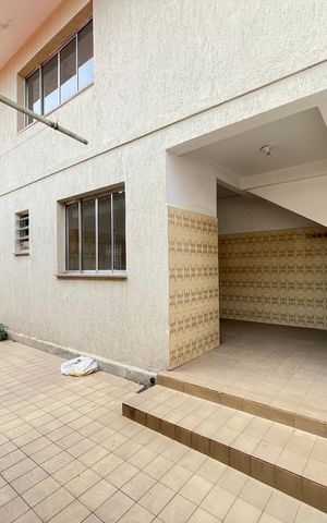 Casa à venda com 180m², 6 quartos e 3 vagas Casa à venda com 180m², 6 quartos e 3 vagasQuintal