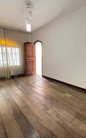 Casa à venda com 180m², 6 quartos e 3 vagas Casa à venda com 180m², 6 quartos e 3 vagasSala