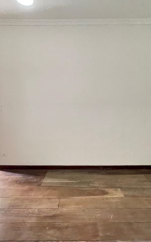 Casa à venda com 180m², 6 quartos e 3 vagas Casa à venda com 180m², 6 quartos e 3 vagasSala