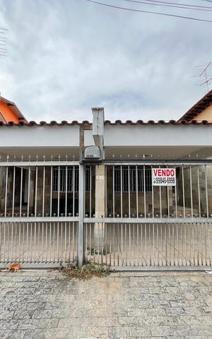 Casa à venda com 180m², 6 quartos e 3 vagas Casa à venda com 180m², 6 quartos e 3 vagasFachada