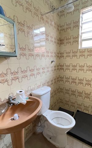 Casa à venda com 180m², 6 quartos e 3 vagas Casa à venda com 180m², 6 quartos e 3 vagasBanheiro 4