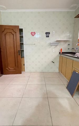 Casa à venda com 180m², 6 quartos e 3 vagas Casa à venda com 180m², 6 quartos e 3 vagasCozinha