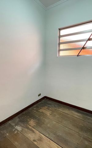 Casa à venda com 180m², 6 quartos e 3 vagas Casa à venda com 180m², 6 quartos e 3 vagasQuarto 4