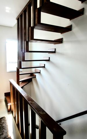 Casa à venda com 302m², 3 quartos e 4 vagas Casa à venda com 302m², 3 quartos e 4 vagasEscada