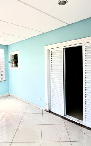 Casa à venda com 302m², 3 quartos e 4 vagas Casa à venda com 302m², 3 quartos e 4 vagasVaranda do quarto de serviço